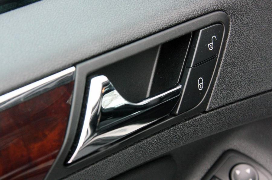  Mercedes-Benz ML63 AMG 2011 года  (фото 12 из 81)